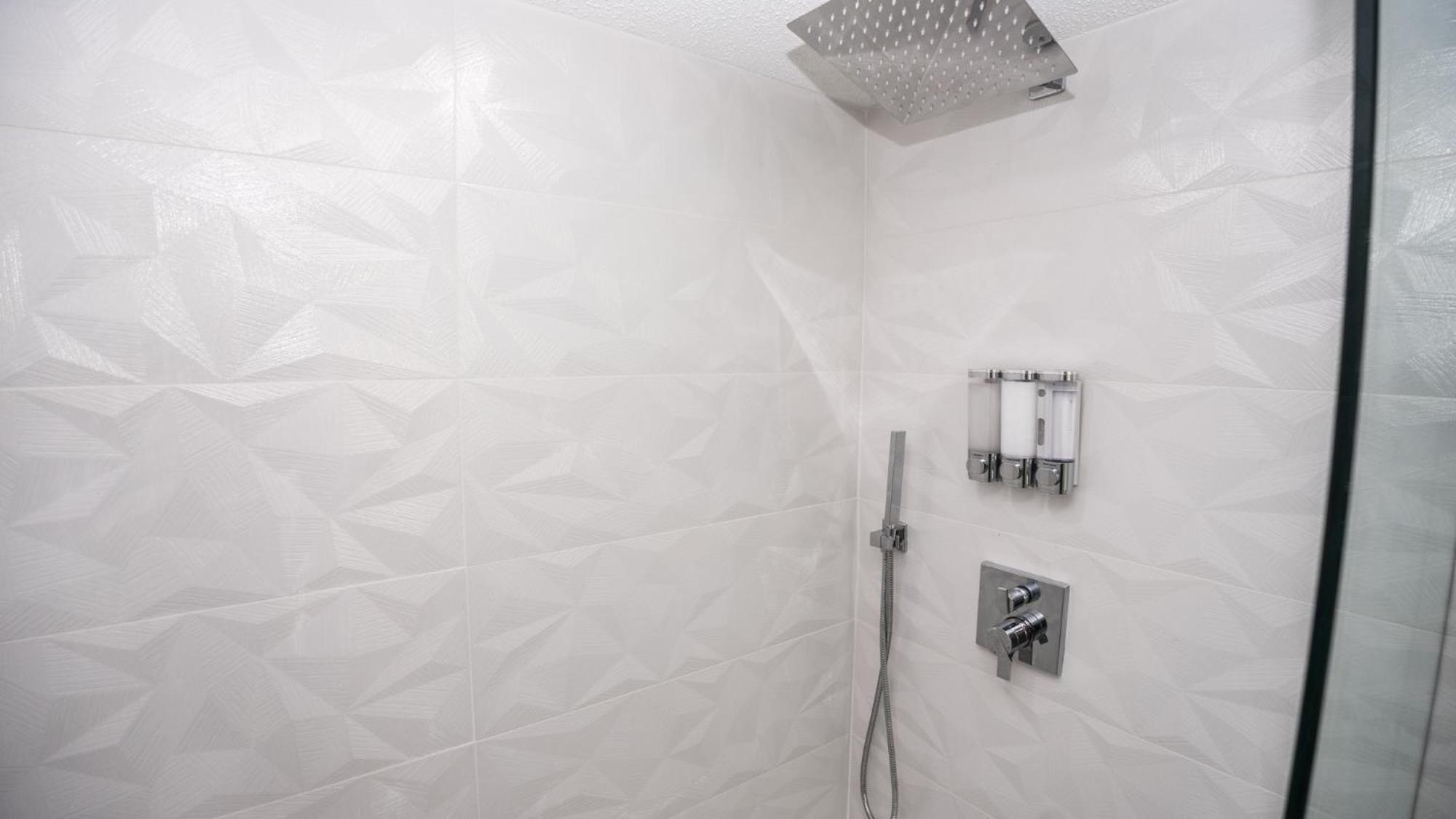 New Rental - 3Br 3Ba Corner Beachfront - 2024 Remodel - 3 Pools, Tiki Hut, Gym, Tennis 巴拿马城 外观 照片